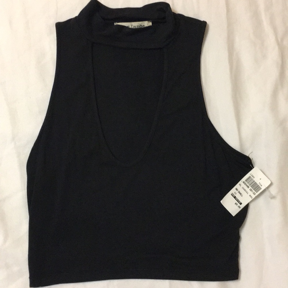Black casual crop top.